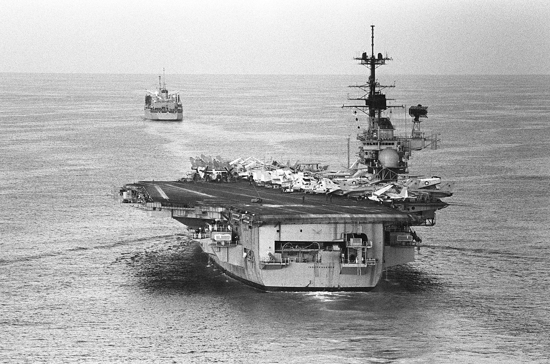 USS_Independence_(CV-62)_underway_in_the_Mediterranean_Sea_on_8_December_1983